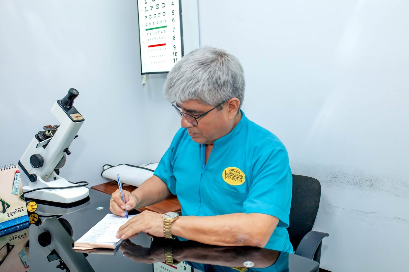 Profesional de la óptica realizando labores en consultorio